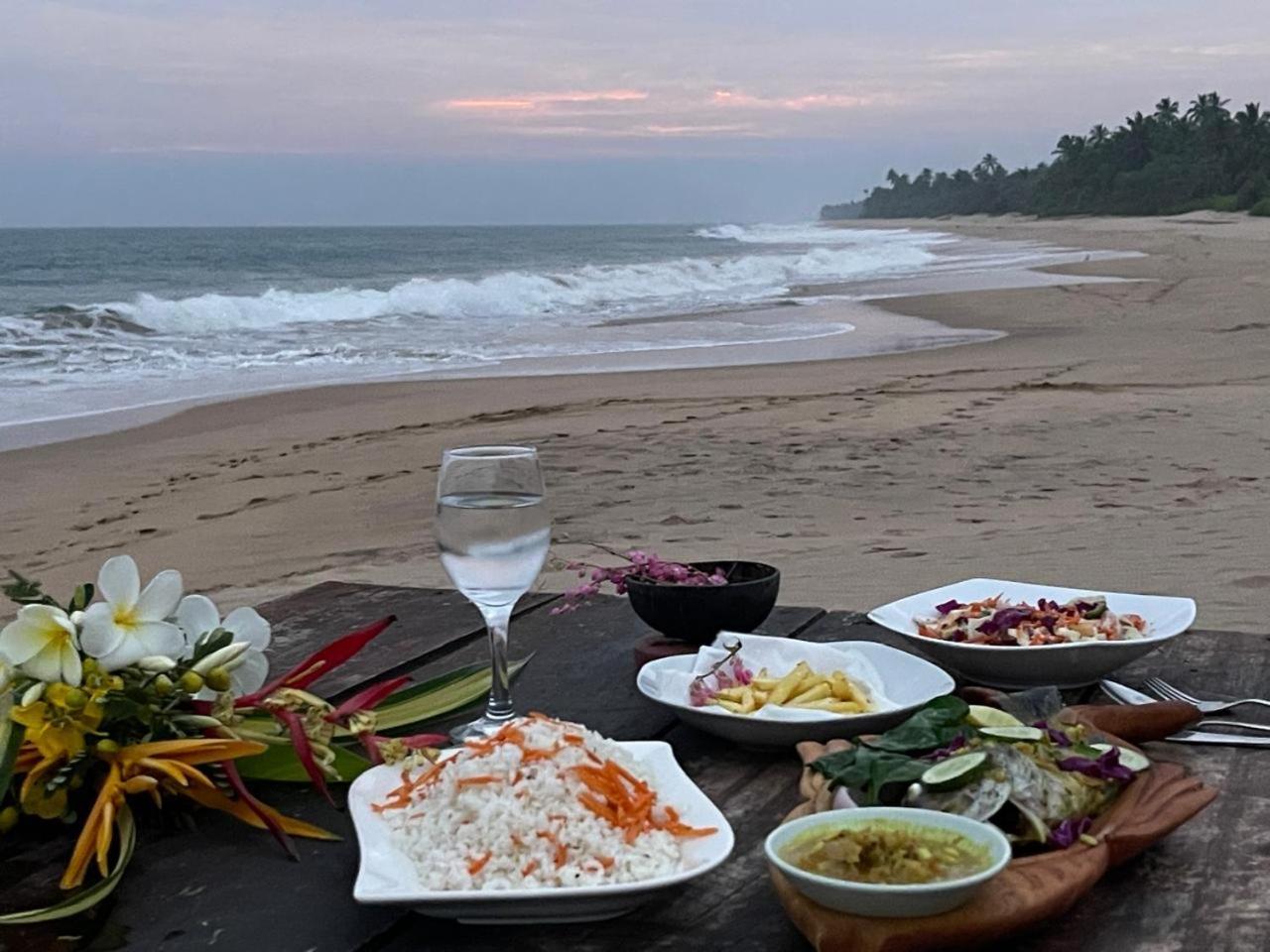 Waves Ranna Cabana And Seafood Buitenkant foto